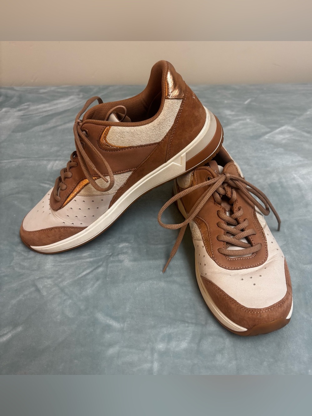 Vionic Sneaker Nova Womens 9.5 Macaroon Brown Cream Gold Suede